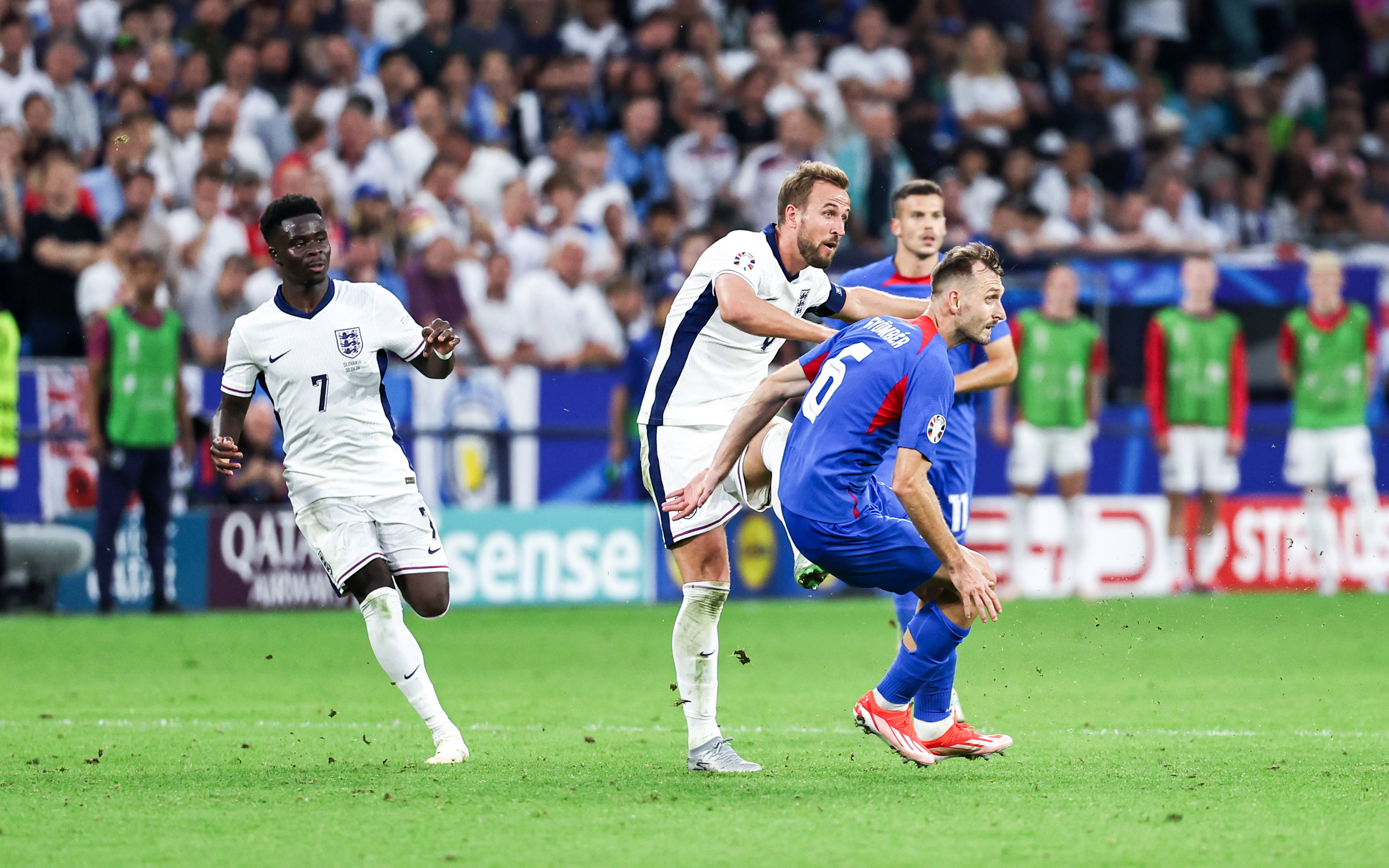 包含欧洲杯资格赛对决战火越演越烈，场面激烈的词条