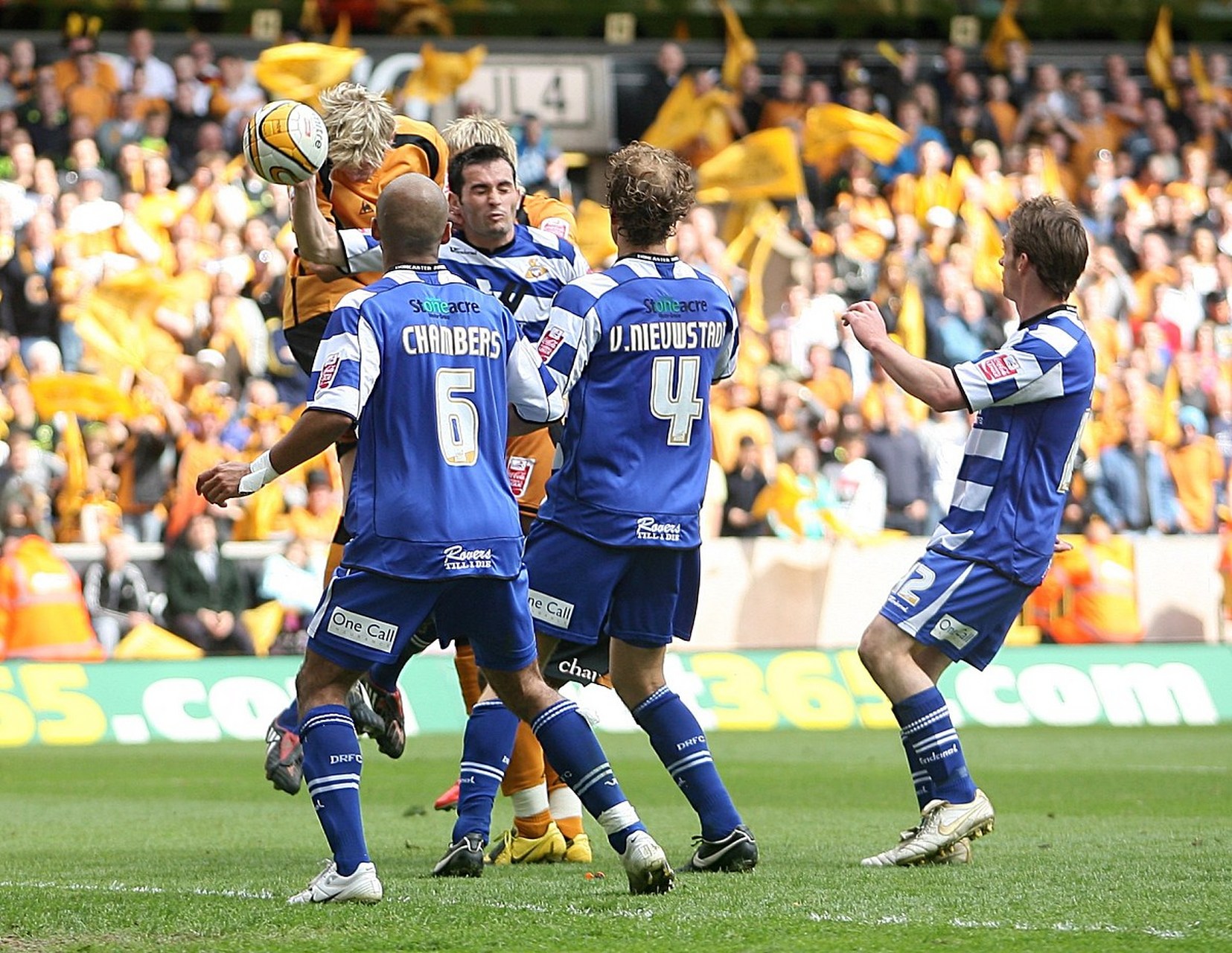 开云体育网页版入口-狼队客场胜利，稳定英超中游位置