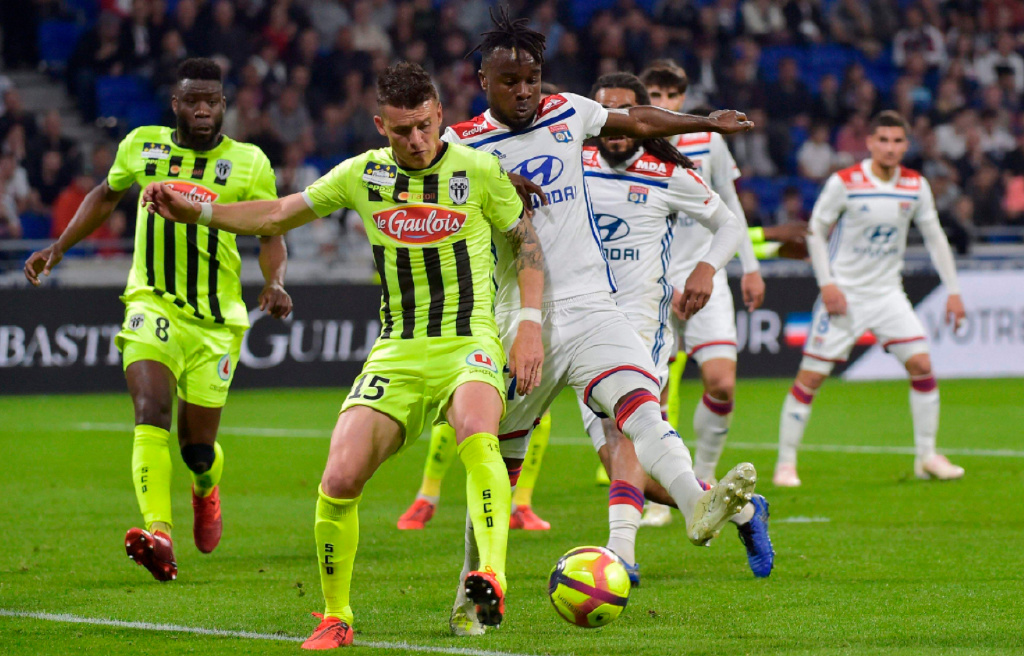 里昂豪取三分,冲刺联赛榜首劲头十足的简单介绍 里昂豪取三分,冲刺联赛榜首劲头十足的简单介绍