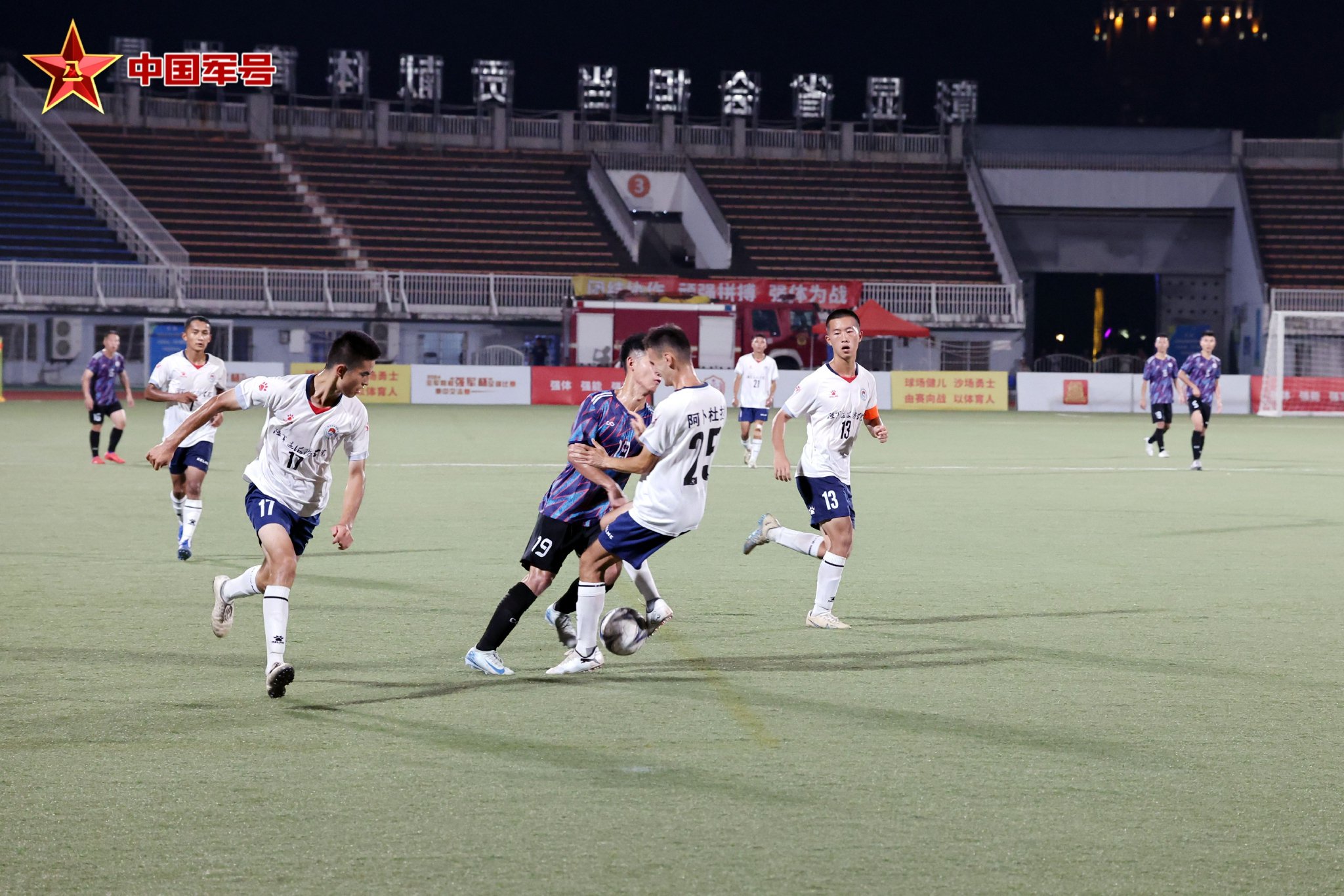 开云体育网页版入口-足球场上热血搏杀，胜负难分的简单介绍