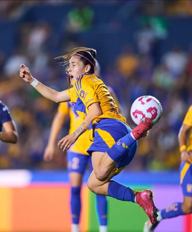 开云体育官方入口-国际足坛的女子球员表现出色，赛场变焦点