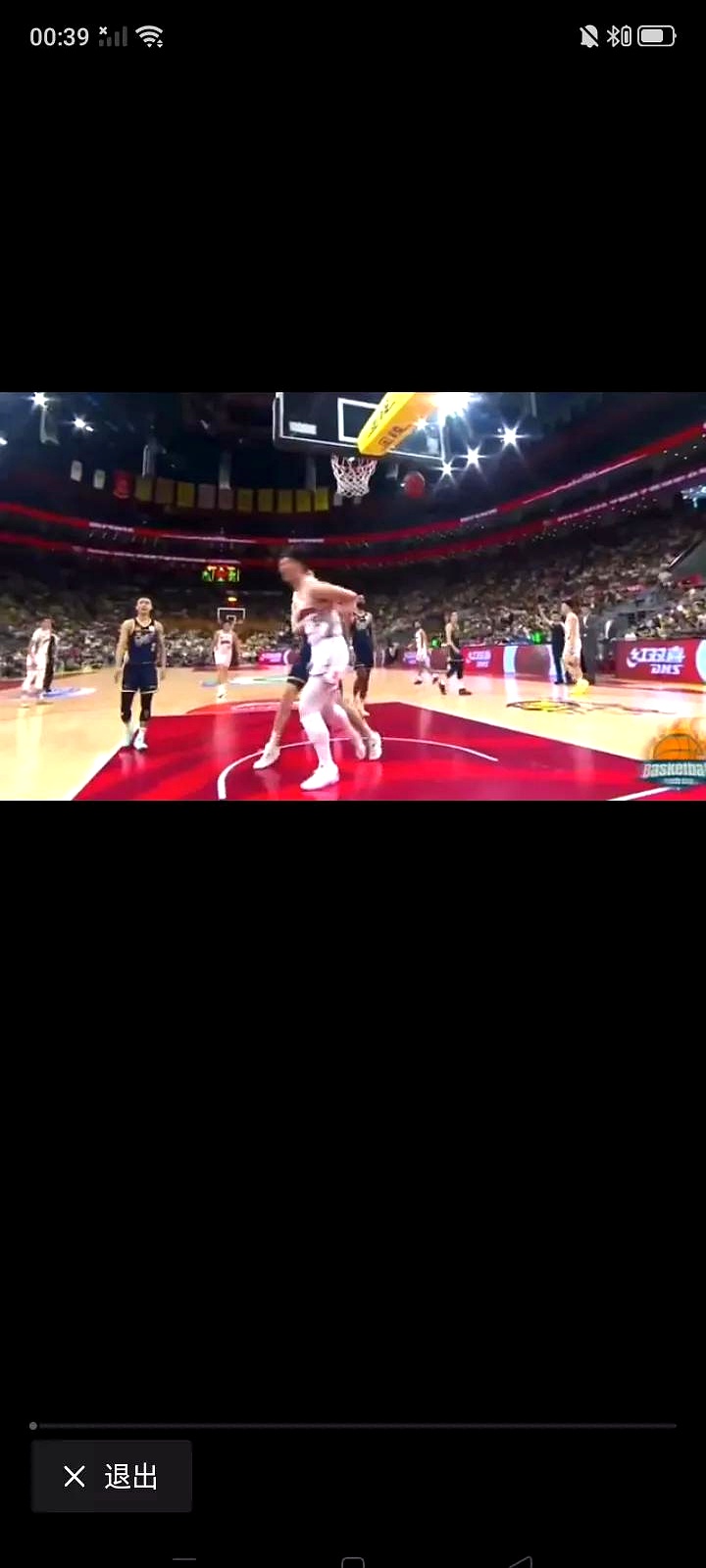 比赛期间发生激烈对抗:球员拼尽全力取胜 比赛期间发生激烈对抗:球员拼尽全力取胜