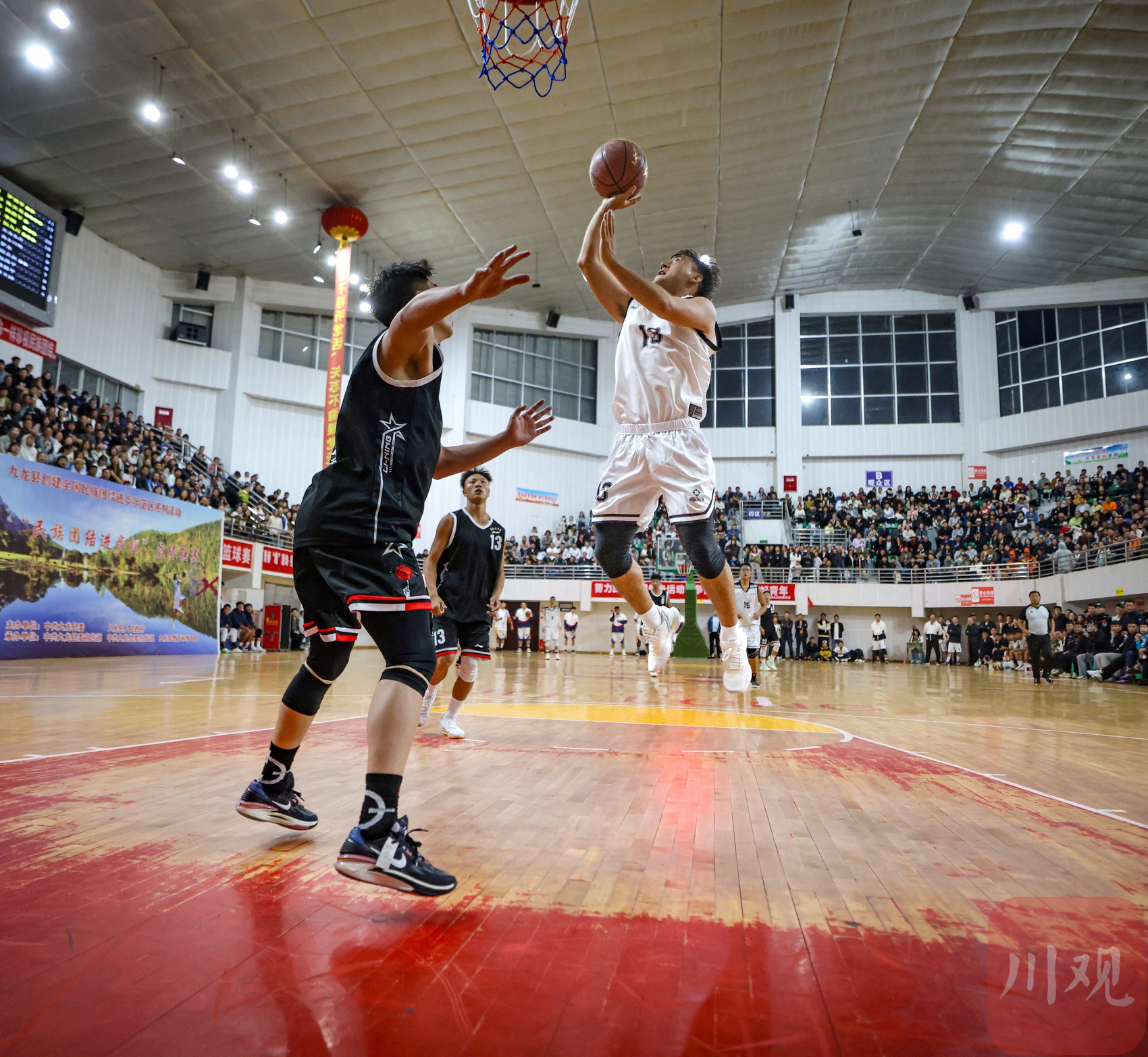 包含球场上球员拼抢激烈,篮球比赛精彩升级的词条 包含球场上球员拼抢激烈,篮球比赛精彩升级的词条