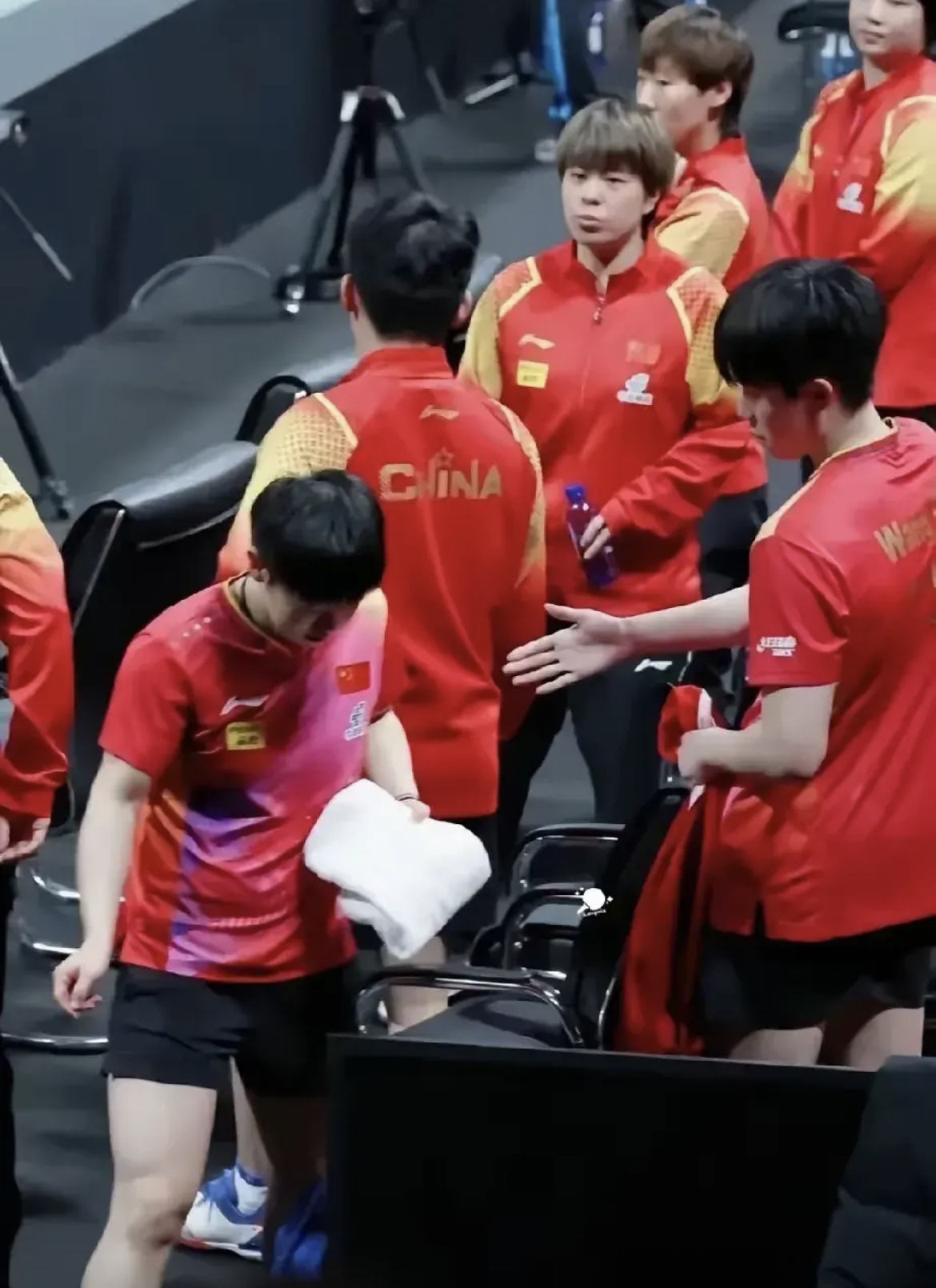 开云体育网站-关于劲敌对阵，实力碰撞，球场上瞬间擦出火花的信息