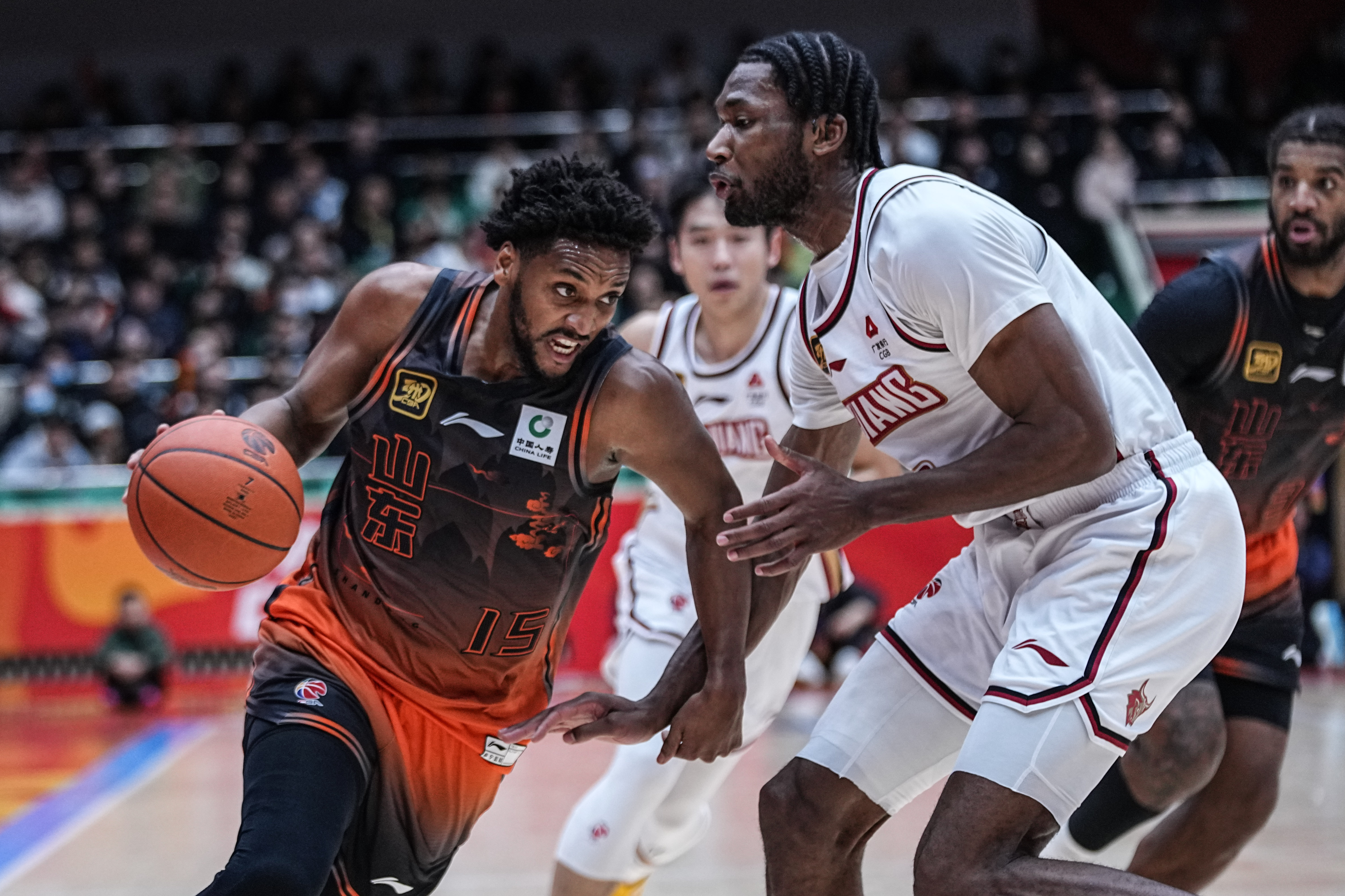 开云体育下载-场上球员斗志昂扬，全力争夺比赛胜利