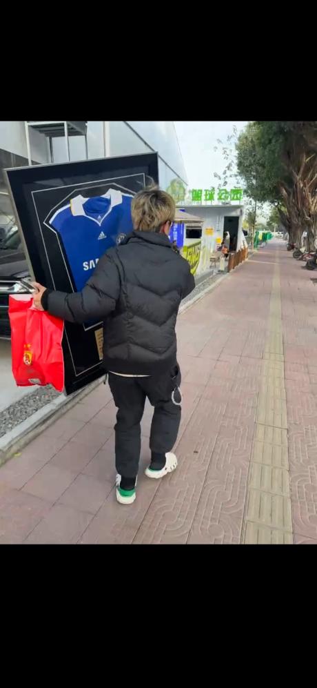 开云体育app下载-赛后球员赠送签名球衣，让球迷感动流泪