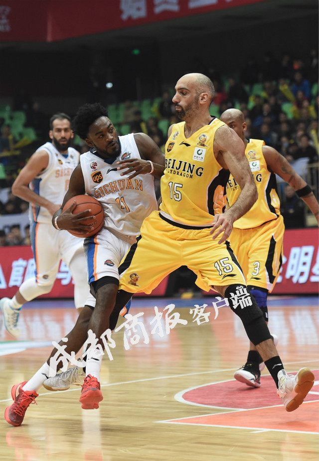 沙尔克04主场逆转胜利,结束连败 沙尔克04主场逆转胜利,结束连败