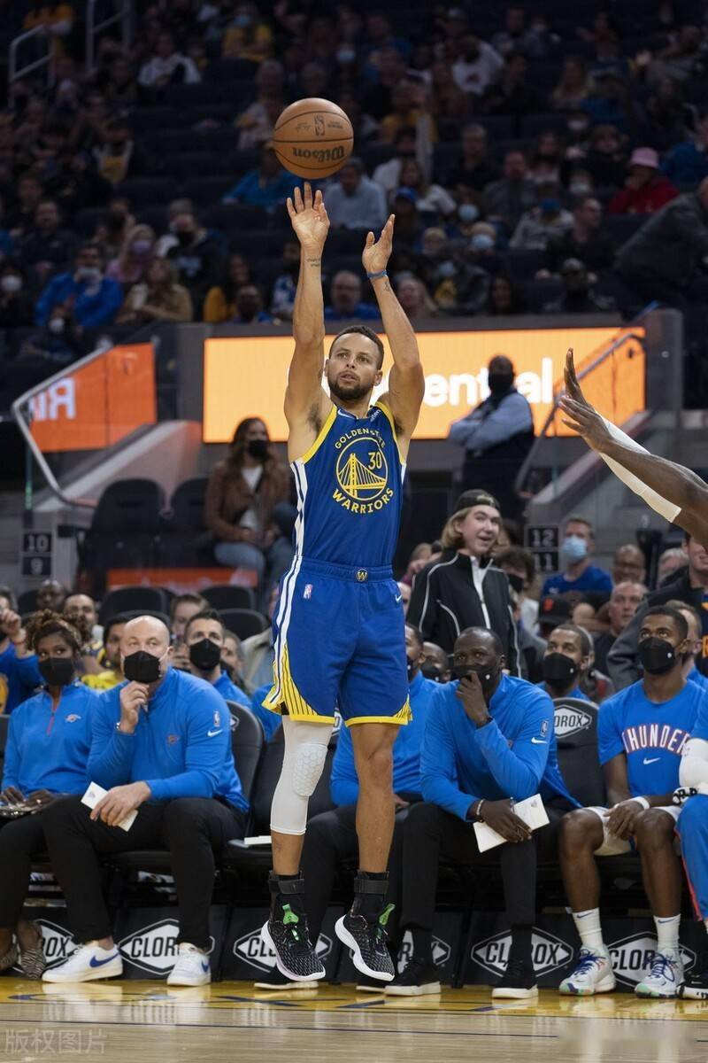 开云体育官网-包含公牛大胜魔术，莱文显示统治力的词条