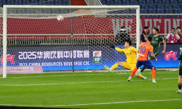 国内足球联赛充满悬念,球场气氛热烈 国内足球联赛充满悬念,球场气氛热烈