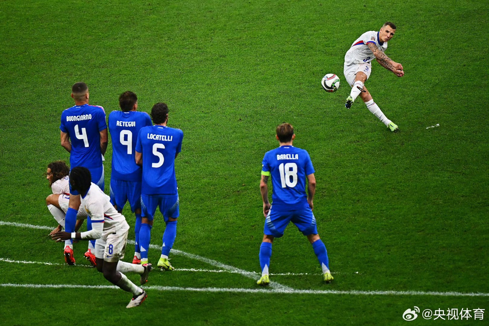 包含激情四射！欧预赛淘汰赛打响，球迷陷入热议的词条